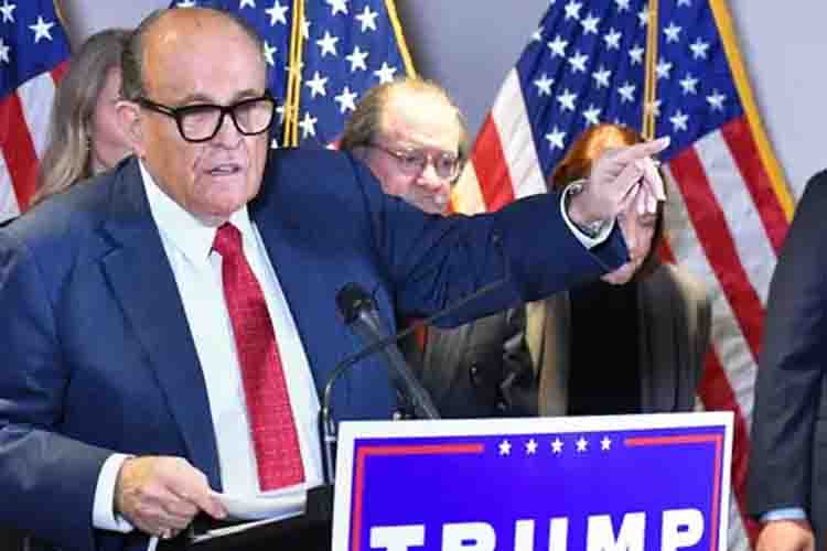 ทำไมแผนปลอมผู้มีสิทธิเลือกตั้งของ Rudy Giuliani จึงเป็นอันตรายต่อประชาธิปไตย